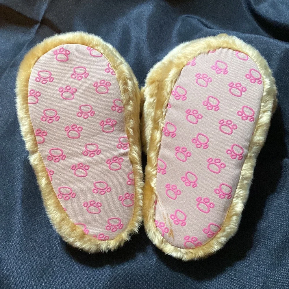 EUC Build-a-bear workshop kids slippers fuzzy 🐻 size 12/13